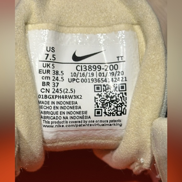 Women’s Nike AirMax 270 React - Picture 4 of 4